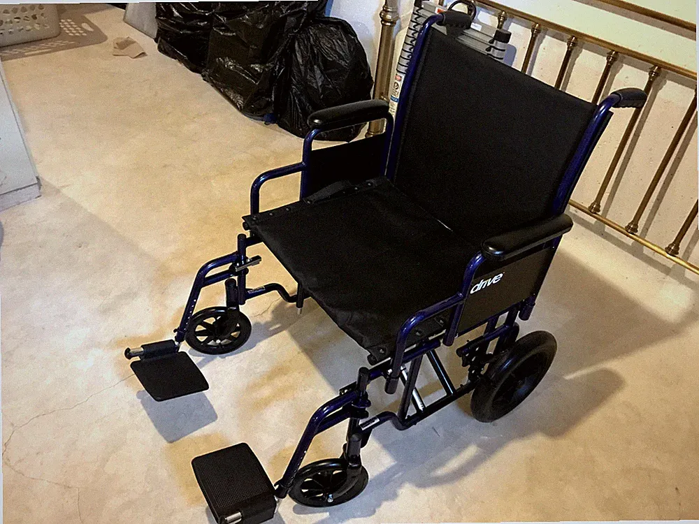 Drive Medical Lightweight Heavy-Duty Wheelchair